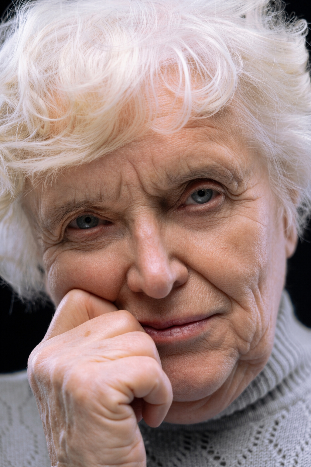 nachdenklicher blick einer älteren frau ohne traenen final foto